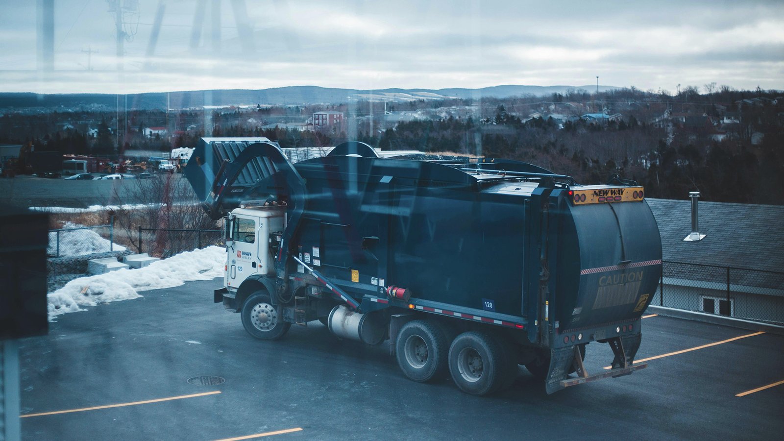 Thueia Employee with waste vehicles