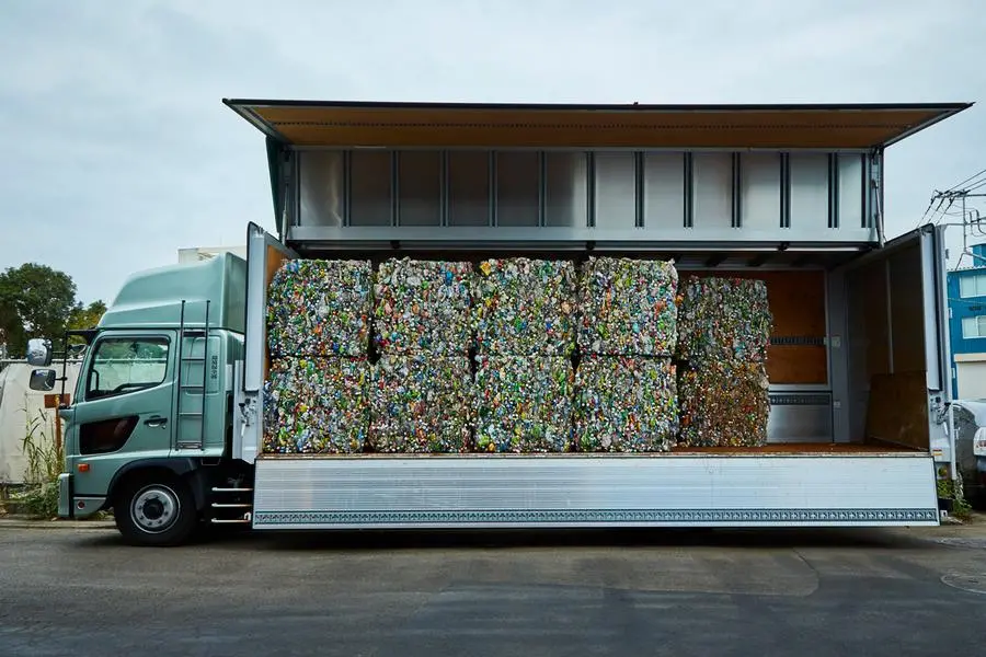 Thueia employee in facility