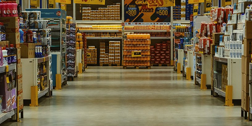 Thueia employee in facility