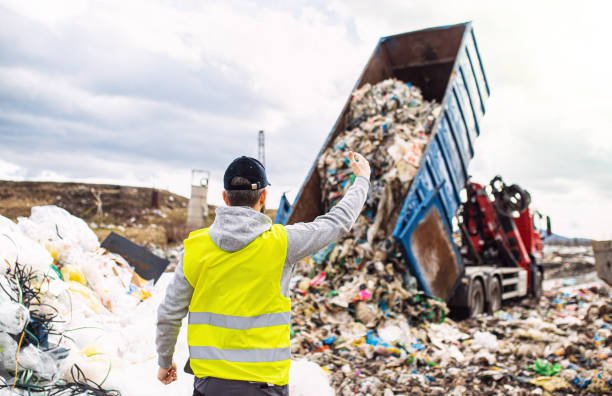 Thueia employee in facility