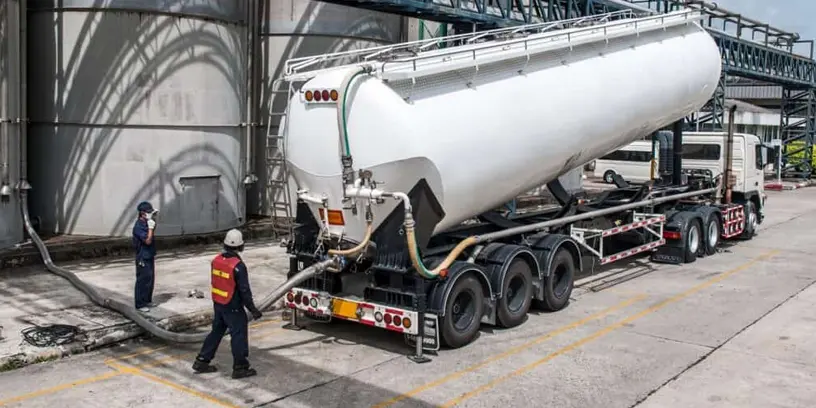 Thueia employee in facility