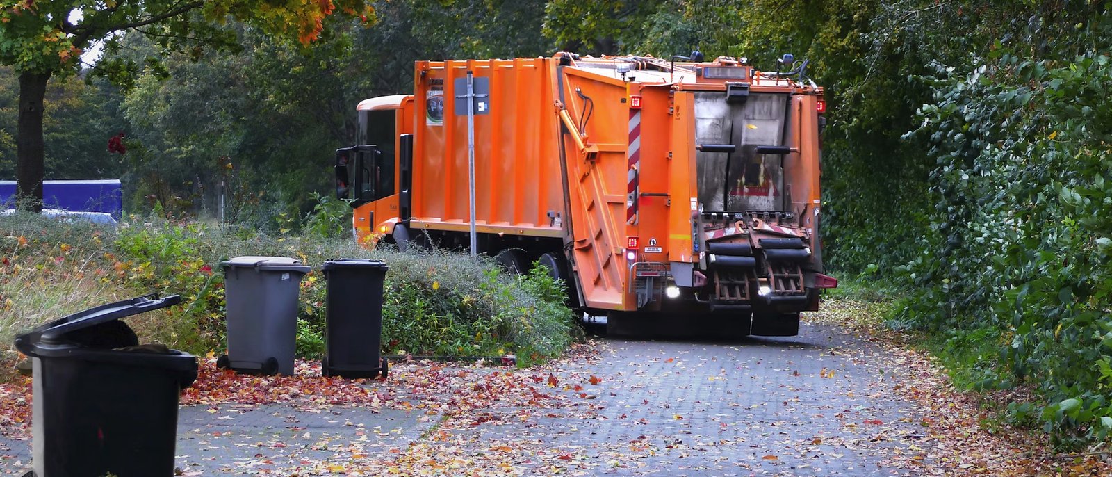Thueia truck outside train station